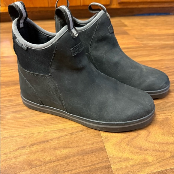 Women’s Xtratuf Black Ankle Boots - Picture 1 of 7